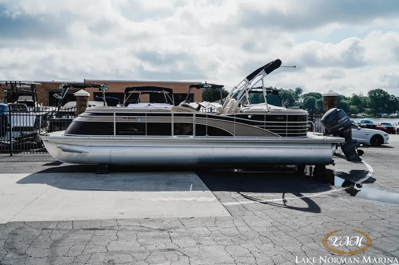 The Image of Bennington 2550QSR 2014 - 1