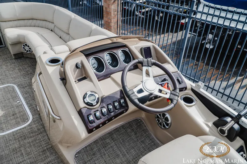 Slide: The Image of Bennington 2550QSR 2014 - 10