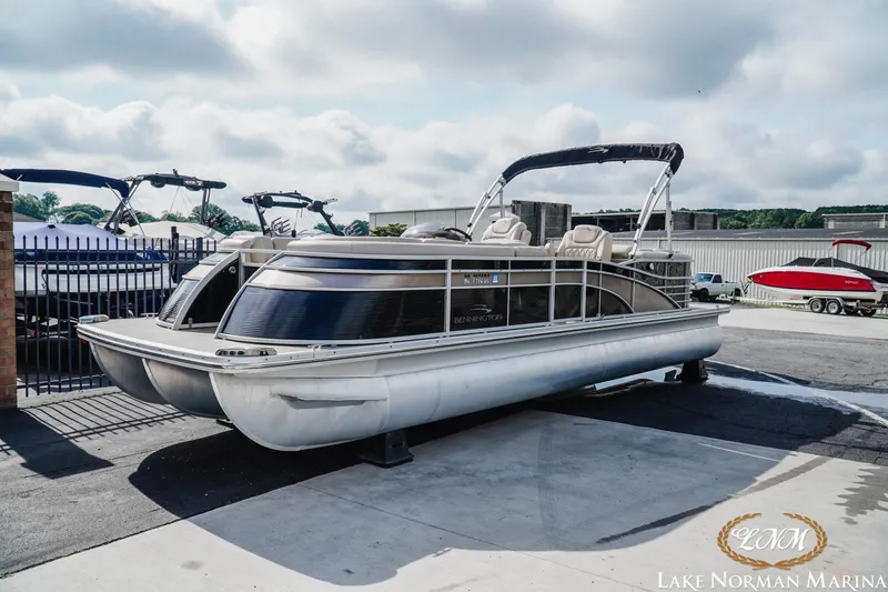 Slide: The Image of Bennington 2550QSR 2014 - 2