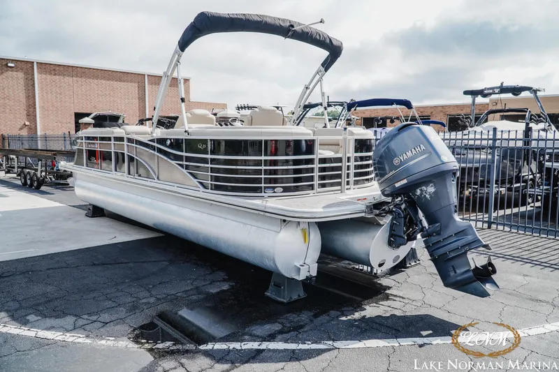 Slide: The Image of Bennington 2550QSR 2014 - 3