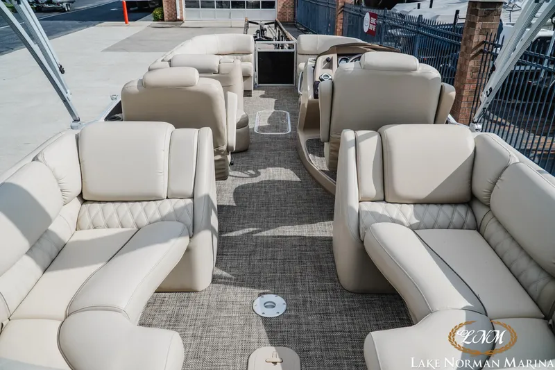 Slide: The Image of Bennington 2550QSR 2014 - 5