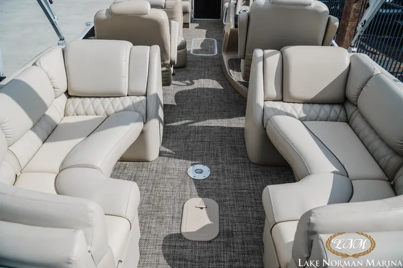 Slide: The Image of Bennington 2550QSR 2014 - 6