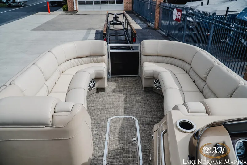 Slide: The Image of Bennington 2550QSR 2014 - 9