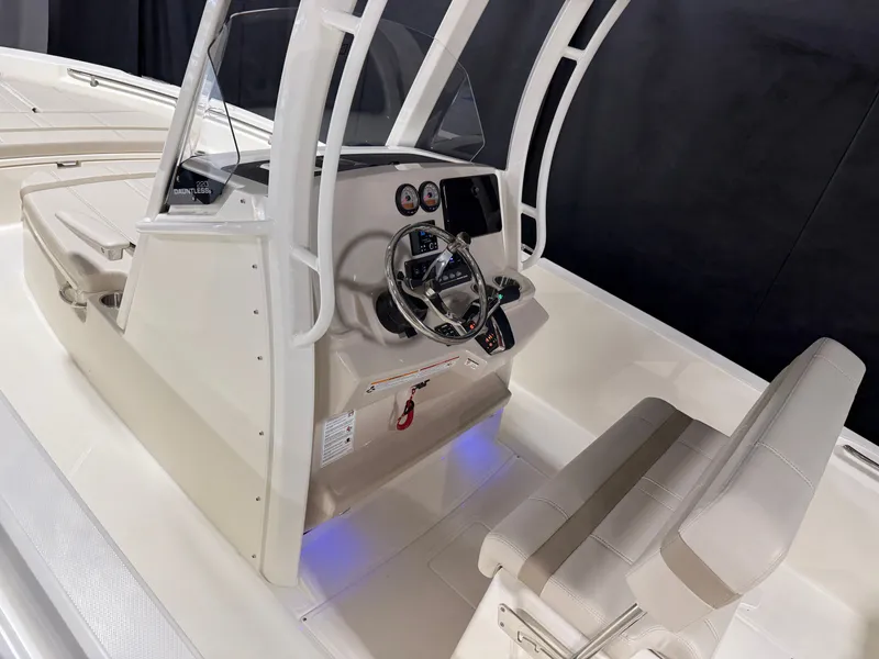 Slide: The Image of Boston Whaler 220 Dauntless 2026 - 10