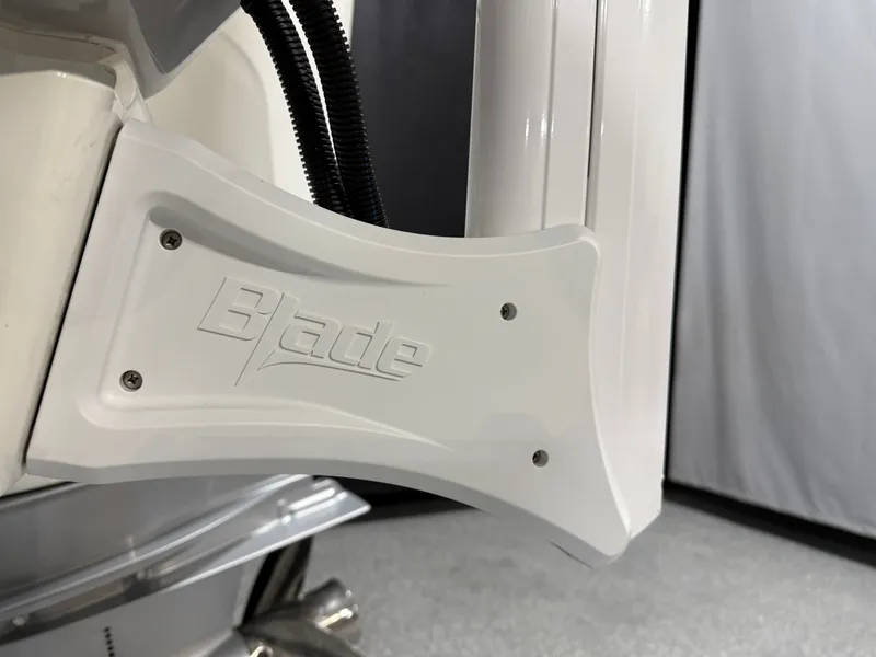 Slide: The Image of Boston Whaler 220 Dauntless 2026 - 13