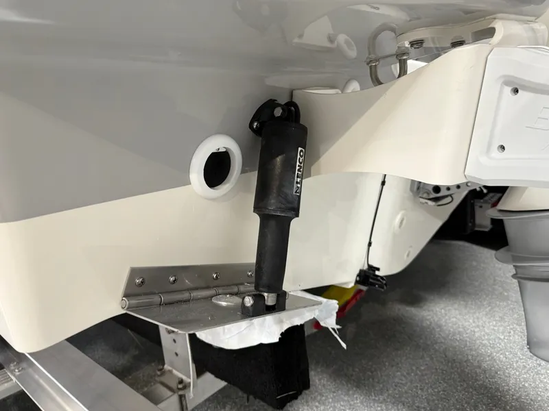 Slide: The Image of Boston Whaler 220 Dauntless 2026 - 14