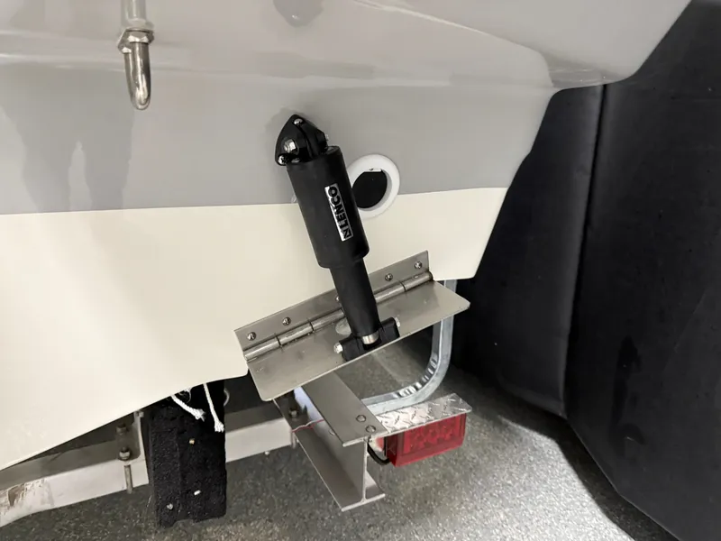 Slide: The Image of Boston Whaler 220 Dauntless 2026 - 16