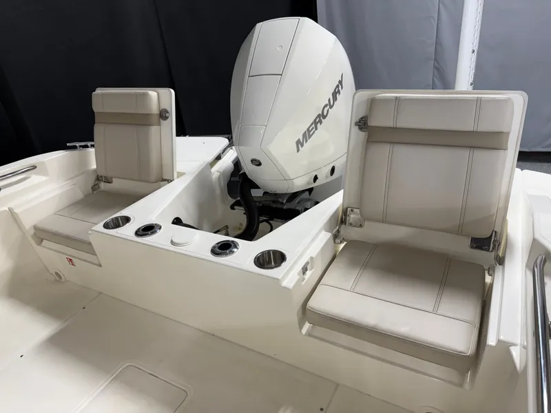 Slide: The Image of Boston Whaler 220 Dauntless 2026 - 20