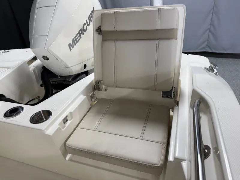 Slide: The Image of Boston Whaler 220 Dauntless 2026 - 22