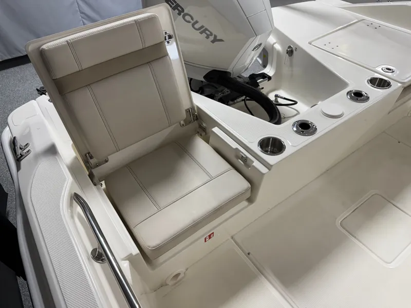 Slide: The Image of Boston Whaler 220 Dauntless 2026 - 24