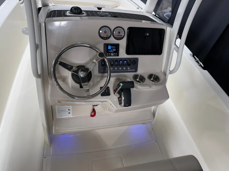 Slide: The Image of Boston Whaler 220 Dauntless 2026 - 30