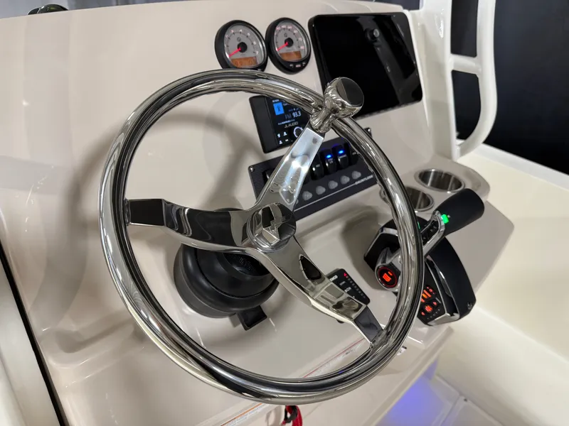 Slide: The Image of Boston Whaler 220 Dauntless 2026 - 31