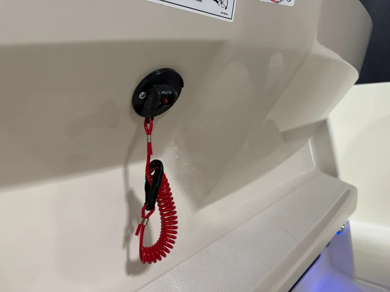 Slide: The Image of Boston Whaler 220 Dauntless 2026 - 32