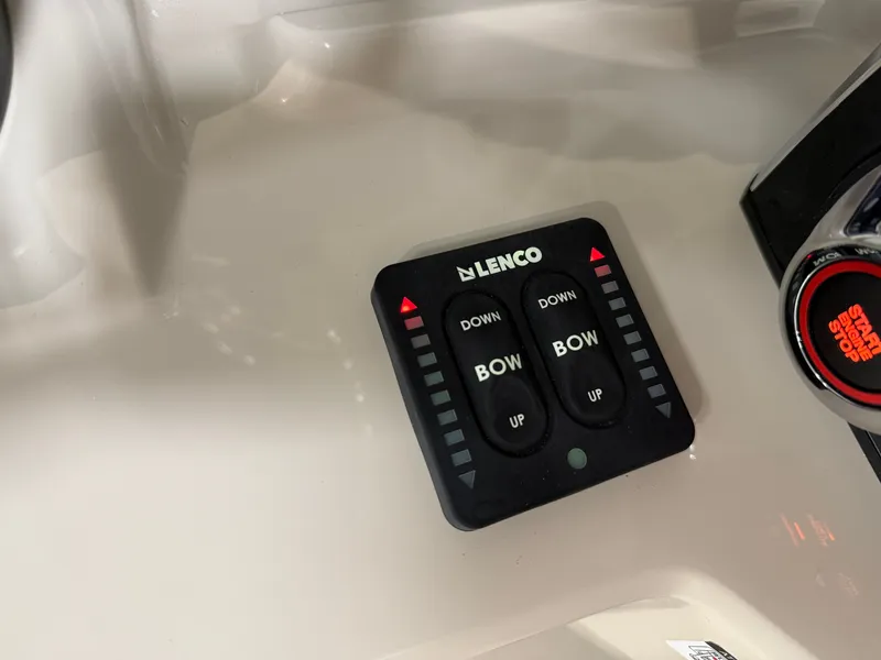 Slide: The Image of Boston Whaler 220 Dauntless 2026 - 33