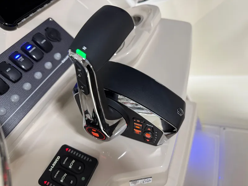 Slide: The Image of Boston Whaler 220 Dauntless 2026 - 34