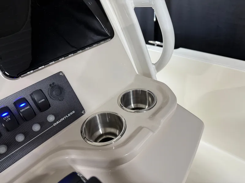 Slide: The Image of Boston Whaler 220 Dauntless 2026 - 35