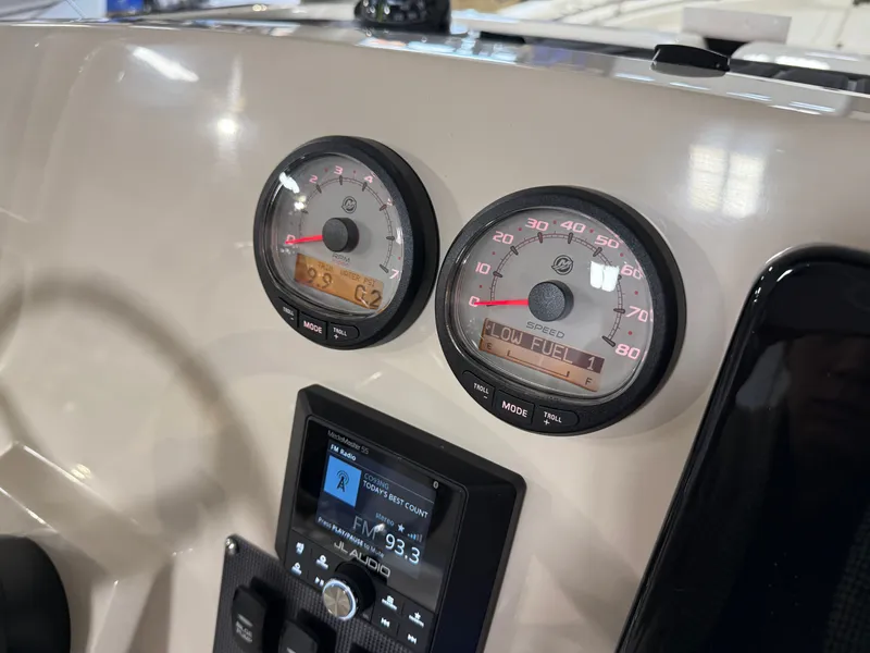 Slide: The Image of Boston Whaler 220 Dauntless 2026 - 38