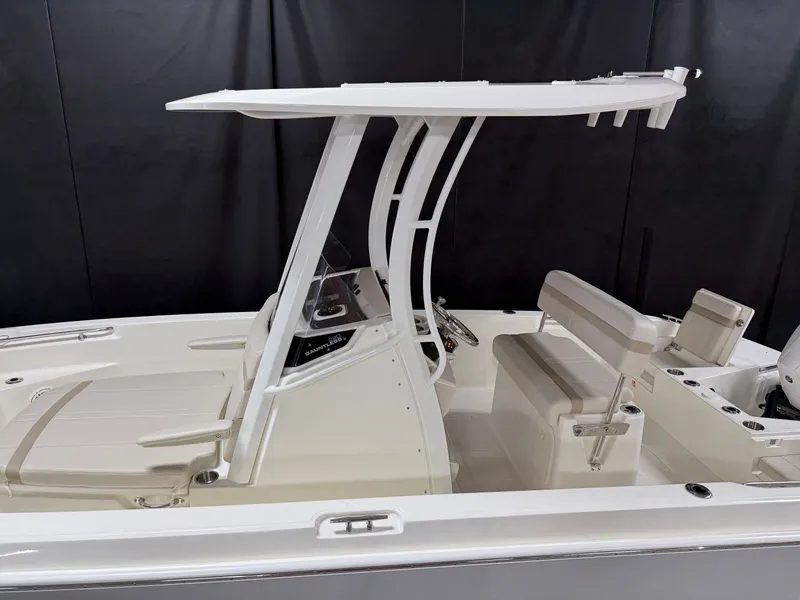 Slide: The Image of Boston Whaler 220 Dauntless 2026 - 4