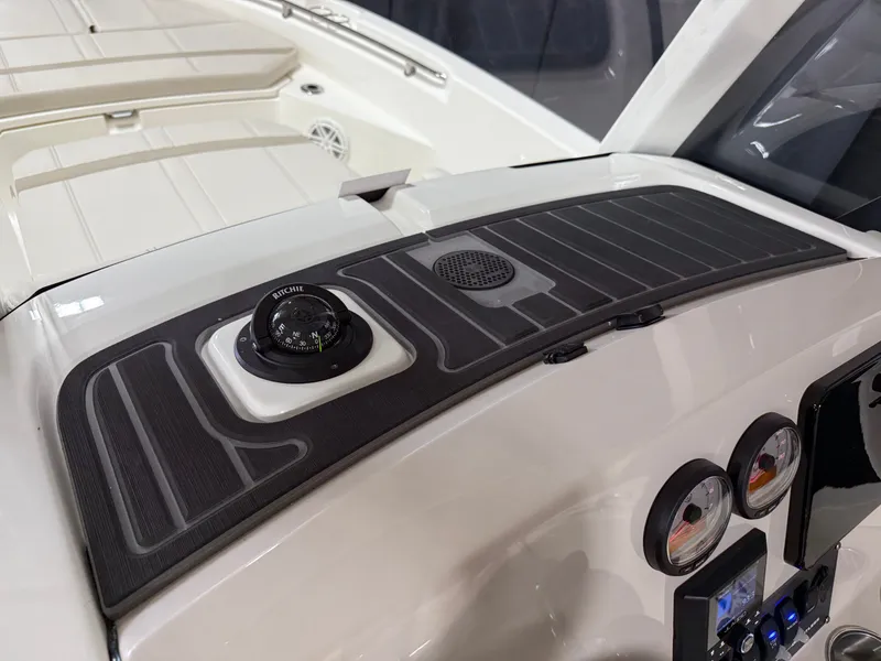 Slide: The Image of Boston Whaler 220 Dauntless 2026 - 41