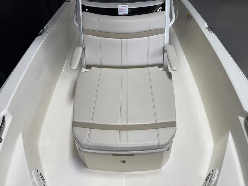 Slide: The Image of Boston Whaler 220 Dauntless 2026 - 45