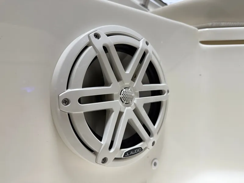 Slide: The Image of Boston Whaler 220 Dauntless 2026 - 49