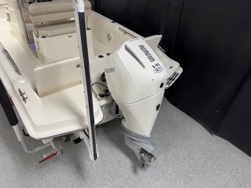 Slide: The Image of Boston Whaler 220 Dauntless 2026 - 5