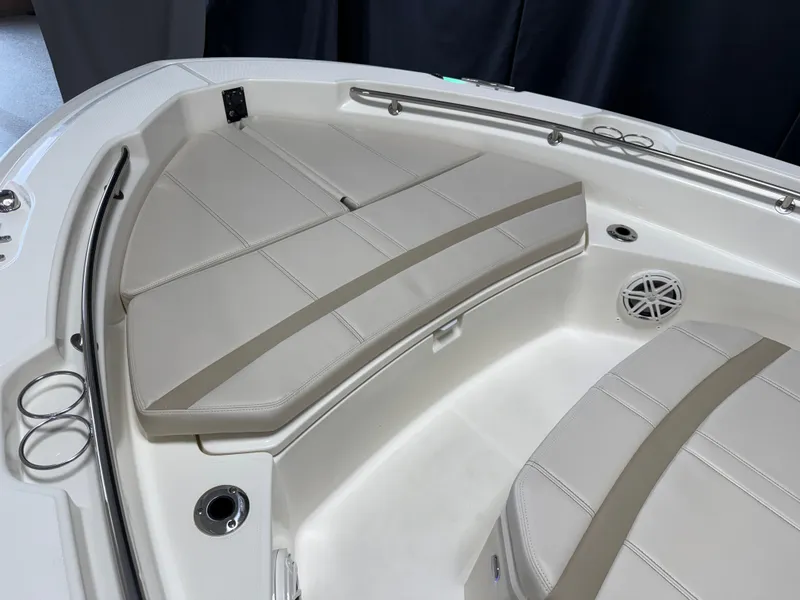 Slide: The Image of Boston Whaler 220 Dauntless 2026 - 50