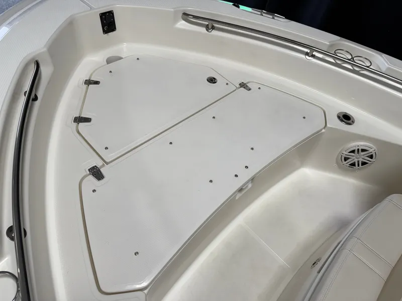 Slide: The Image of Boston Whaler 220 Dauntless 2026 - 52