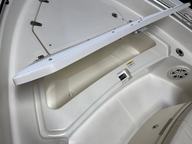 Slide: The Image of Boston Whaler 220 Dauntless 2026 - 53