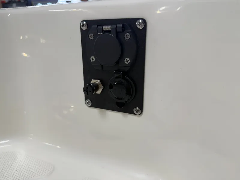 Slide: The Image of Boston Whaler 220 Dauntless 2026 - 55