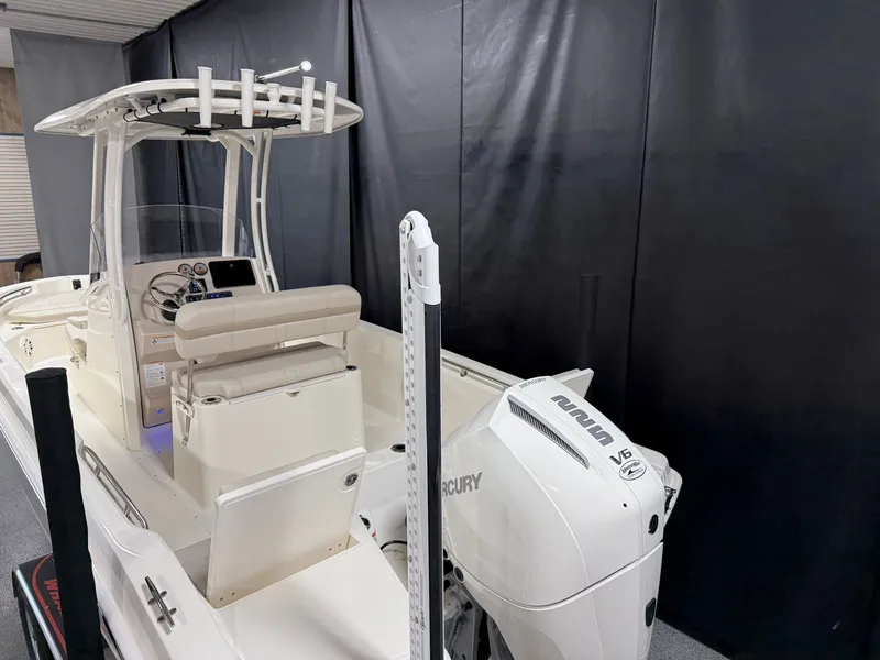 Slide: The Image of Boston Whaler 220 Dauntless 2026 - 6