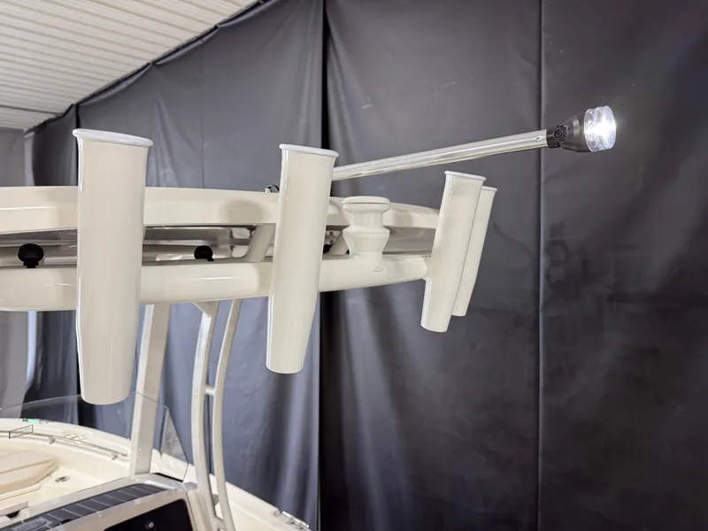 Slide: The Image of Boston Whaler 220 Dauntless 2026 - 63