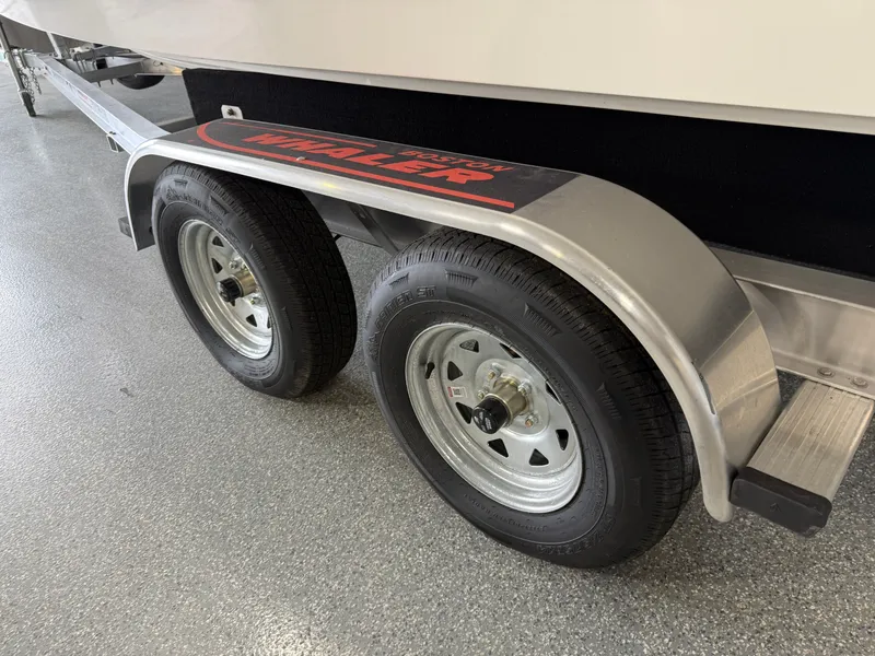 Slide: The Image of Boston Whaler 220 Dauntless 2026 - 66