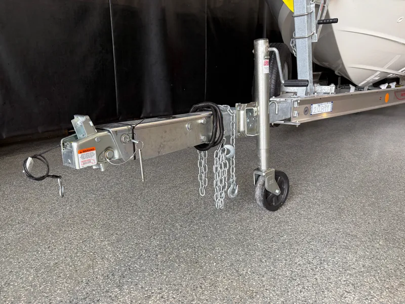 Slide: The Image of Boston Whaler 220 Dauntless 2026 - 67