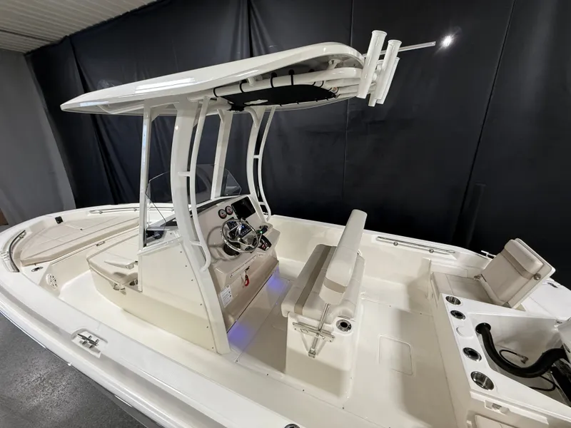 Slide: The Image of Boston Whaler 220 Dauntless 2026 - 9