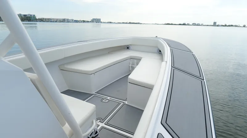 Slide: The Image of 2004 Jupiter 31 FS boat with spacious seating on calm water. - 26