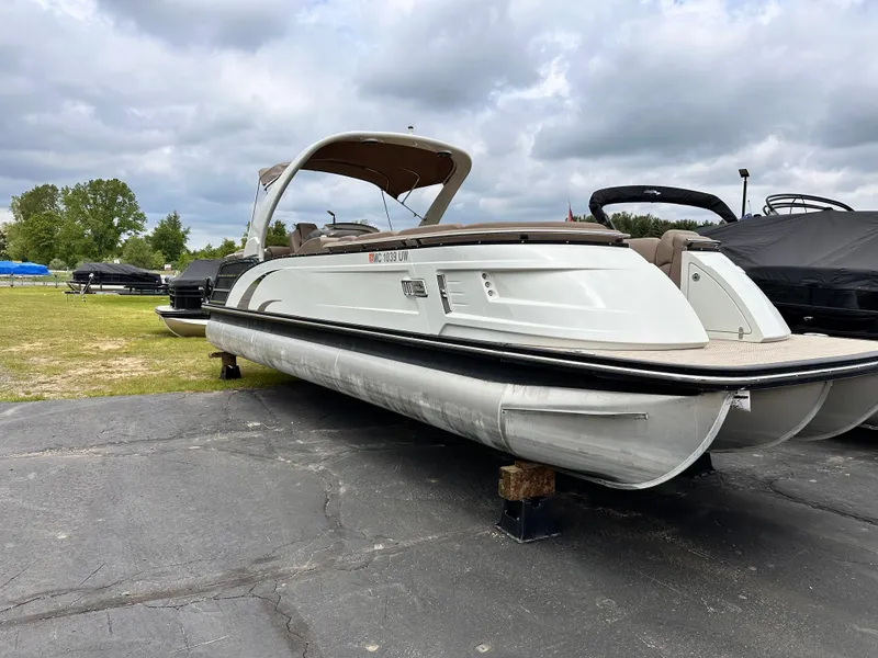 Slide: The Image of Bennington 28 QX Fast back Arch Triple Pontoon 2023 - 1