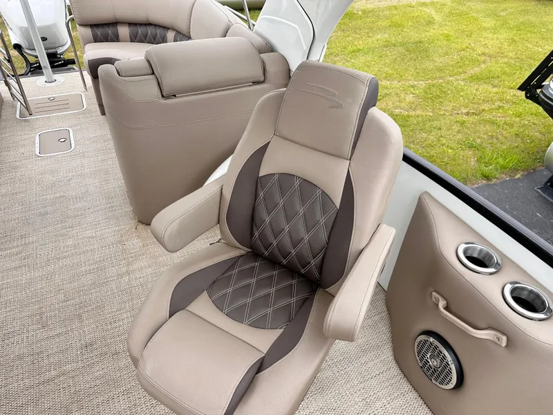 Slide: The Image of Bennington 28 QX Fast back Arch Triple Pontoon 2023 - 10