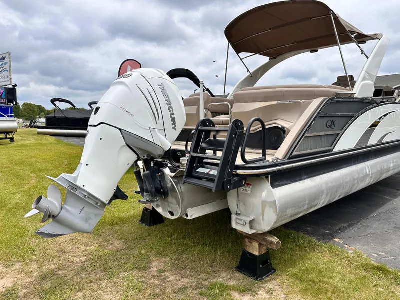 Slide: The Image of Bennington 28 QX Fast back Arch Triple Pontoon 2023 - 3