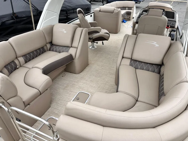 Slide: The Image of Bennington 28 QX Fast back Arch Triple Pontoon 2023 - 5