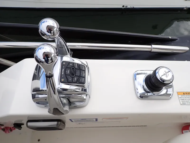 Slide: The Image of Sea Ray 510 Fly 2015 - 90