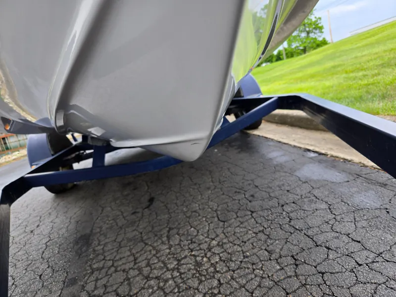 Slide: The Image of 1998 Four Winns Horizon RS RX boat on trailer, close-up view. - 7