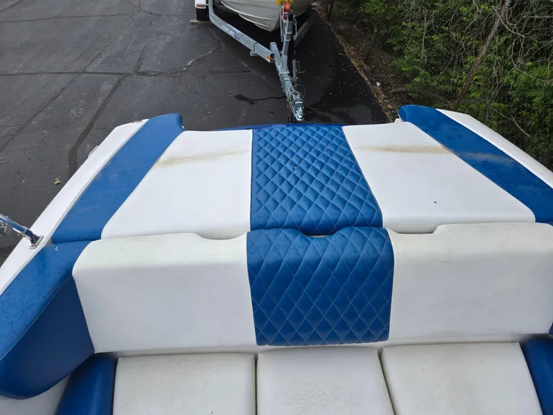 Slide: The Image of Blue and white seating on a 2004 Yamaha Boats 210 LX. - 12