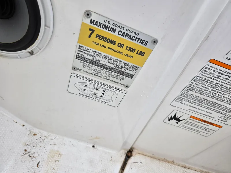 Slide: The Image of Yamaha Boats 210 LX 2004 capacity label, maximum 7 persons or 1300 lbs. - 18