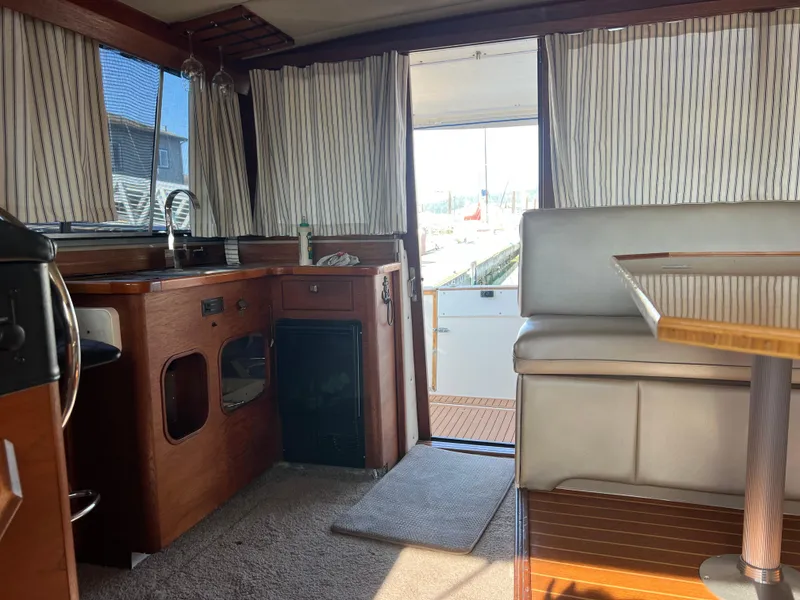 Slide: The Image of Interior of 1986 Bayliner 3870 Motoryacht with geometric-patterned bedspread in cozy cabin. - 20
