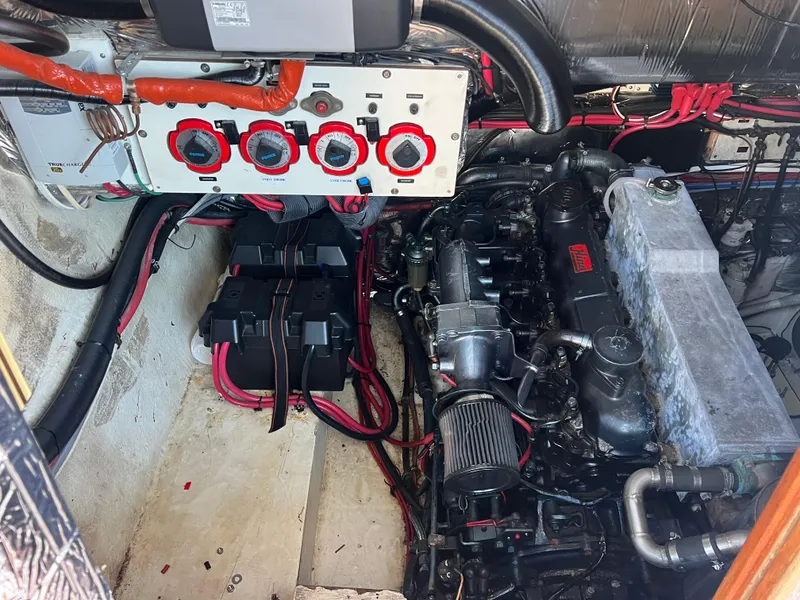 Slide: The Image of Binders on Bayliner 3870 Motoryacht, 1986, labeled "SEA KING," detailing electrical and electronic systems. - 28