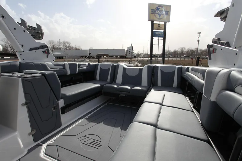 Slide: The Image of Malibu Wakesetter 25 LSV 2025 - 12