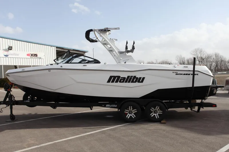 Slide: The Image of Malibu Wakesetter 25 LSV 2025 - 4