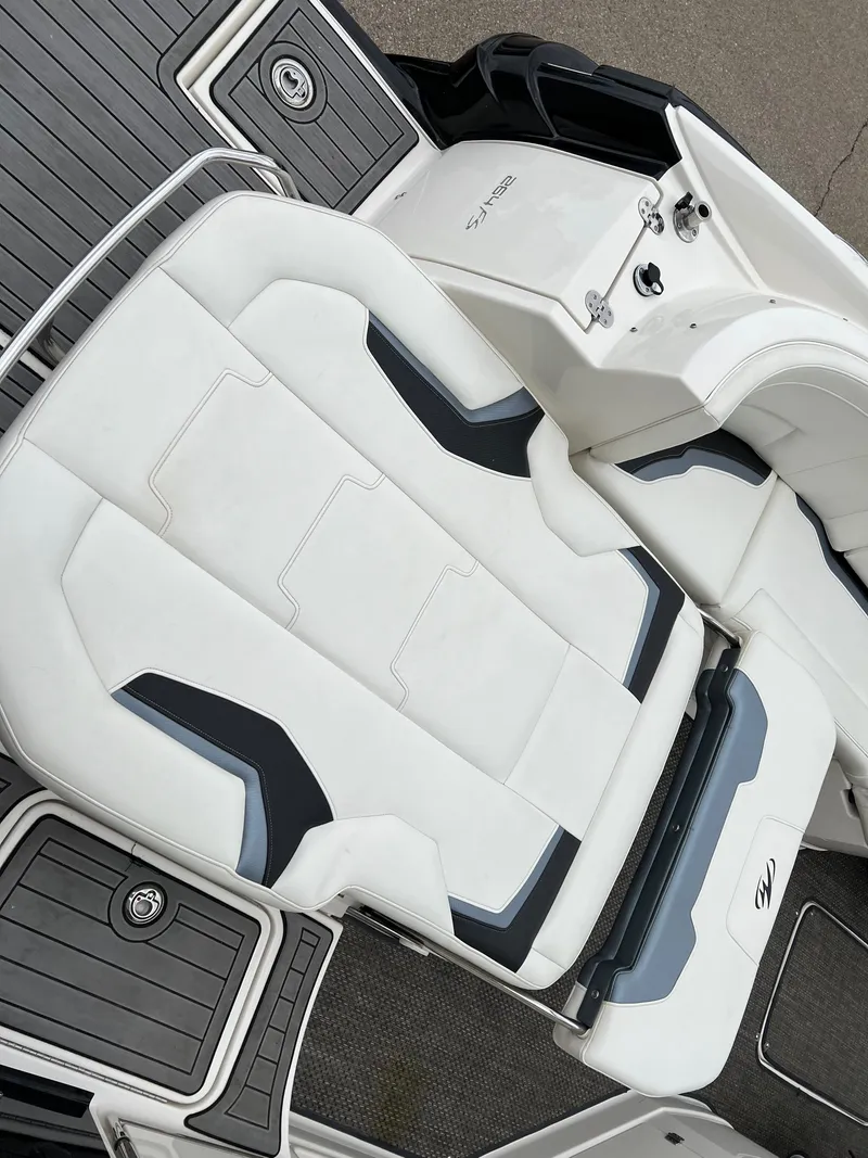 Slide: The Image of Monterey 264 FS 2014 - 15