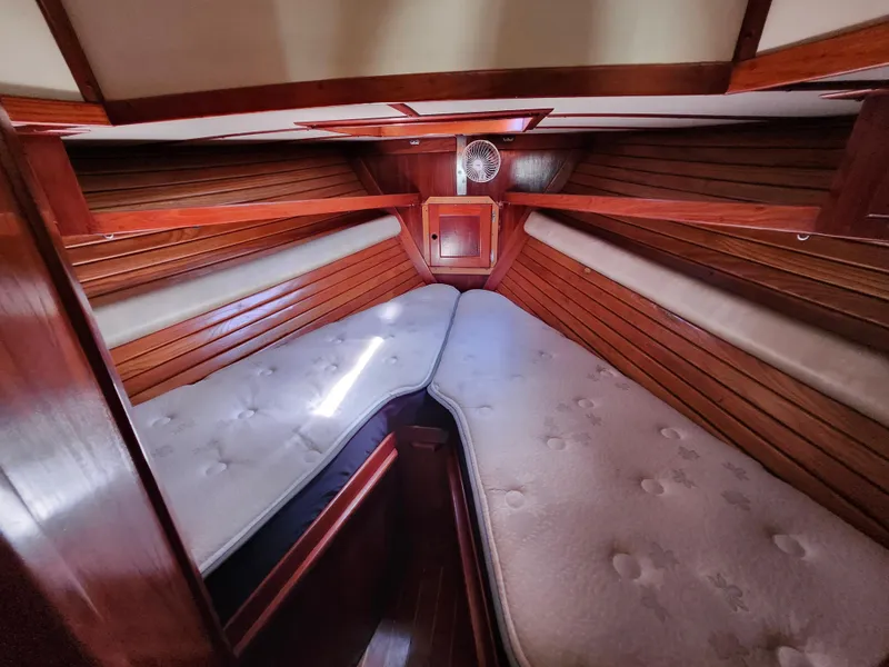 Slide: The Image of Valiant 40 Cutter 1989 - 54